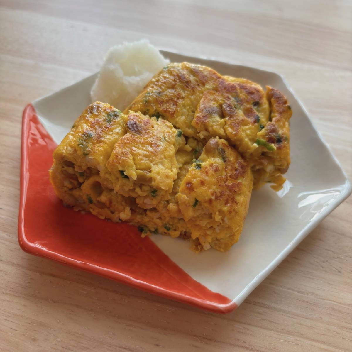 タカノフーズ公式の「納豆と豆腐のふわふわだし巻き卵」のレシピ