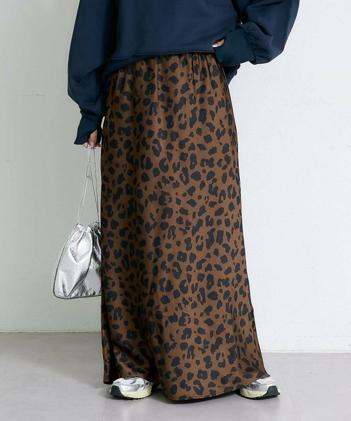 スカートコーデの女性