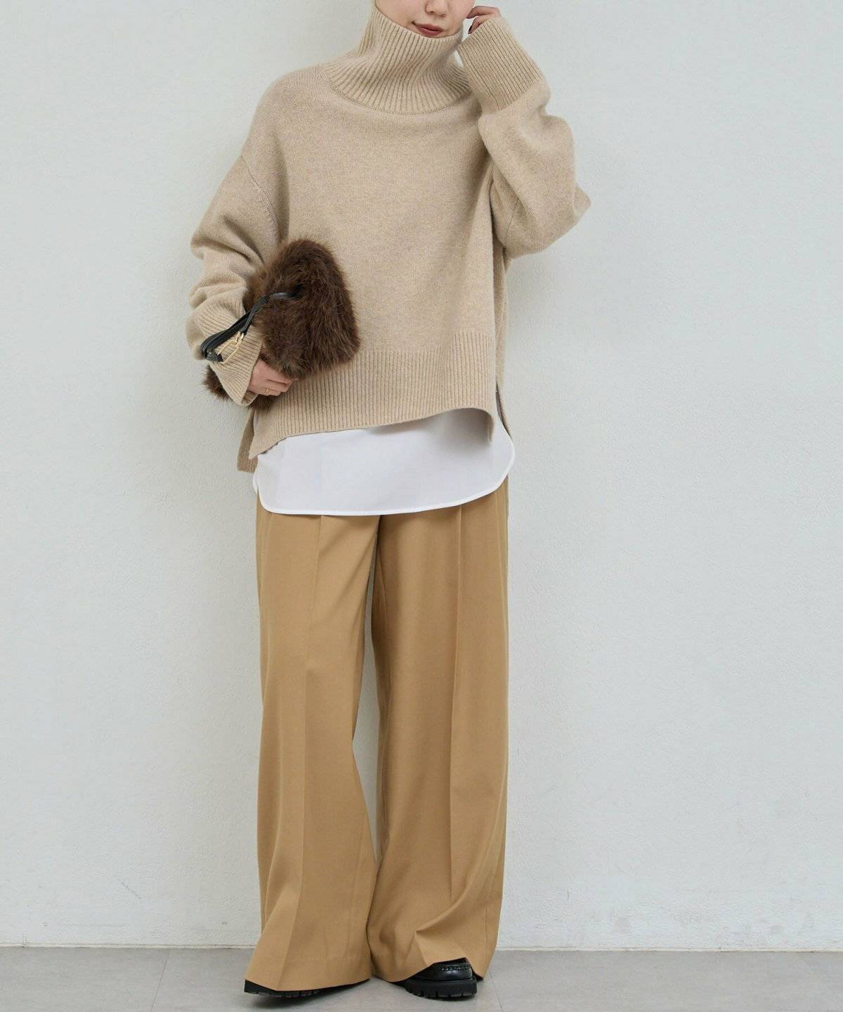 パンツコーデの女性