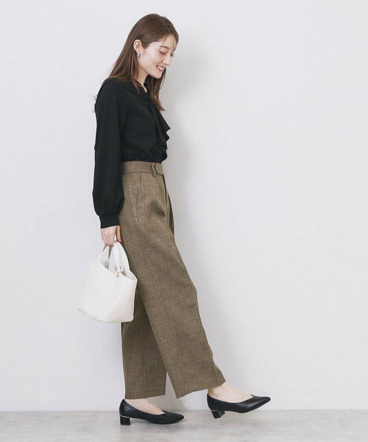 パンツコーデの女性
