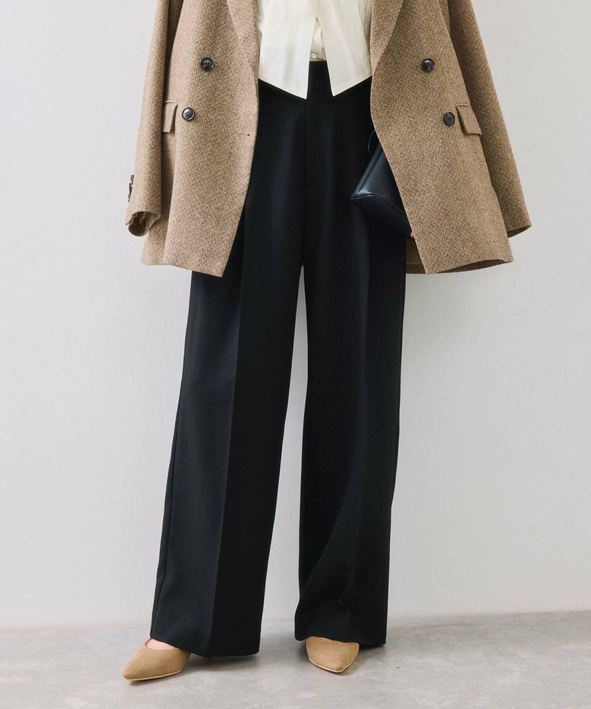 パンツコーデの女性