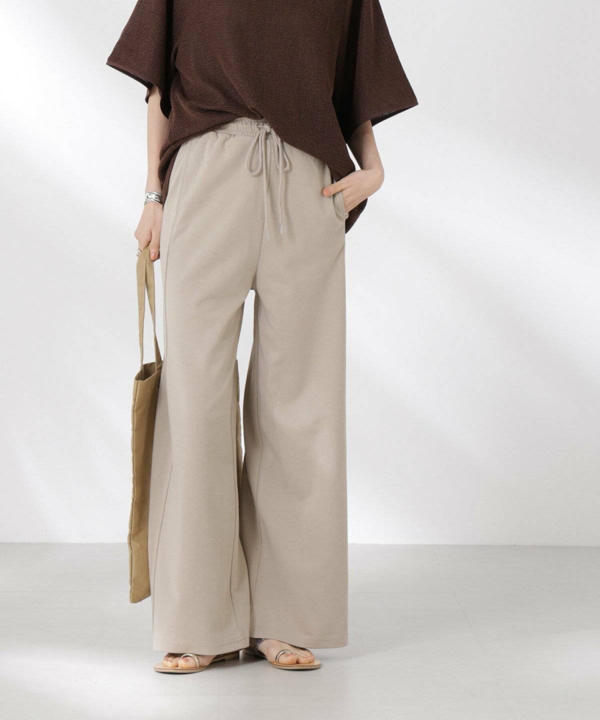 パンツコーデの女性