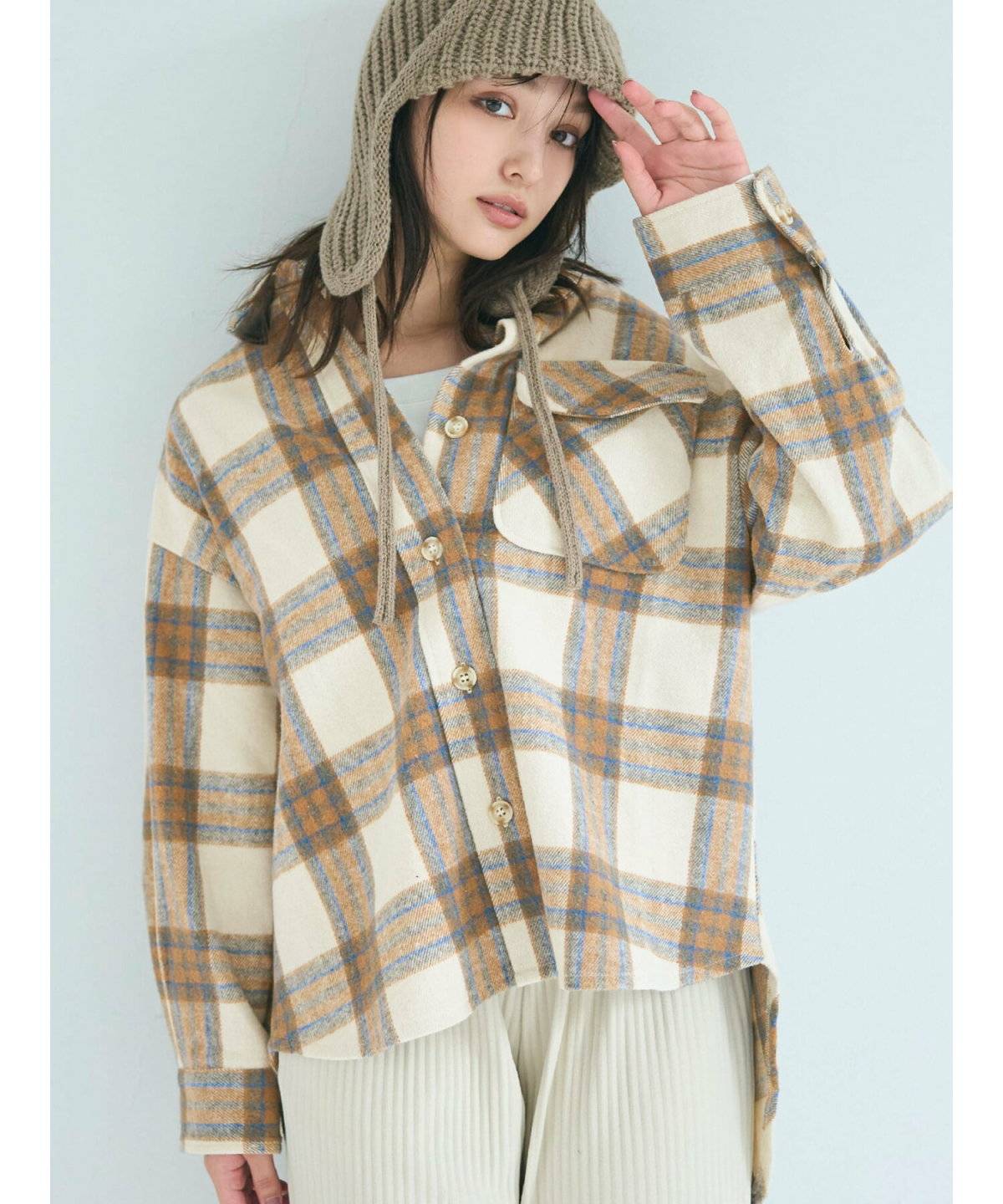 パンツコーデの女性