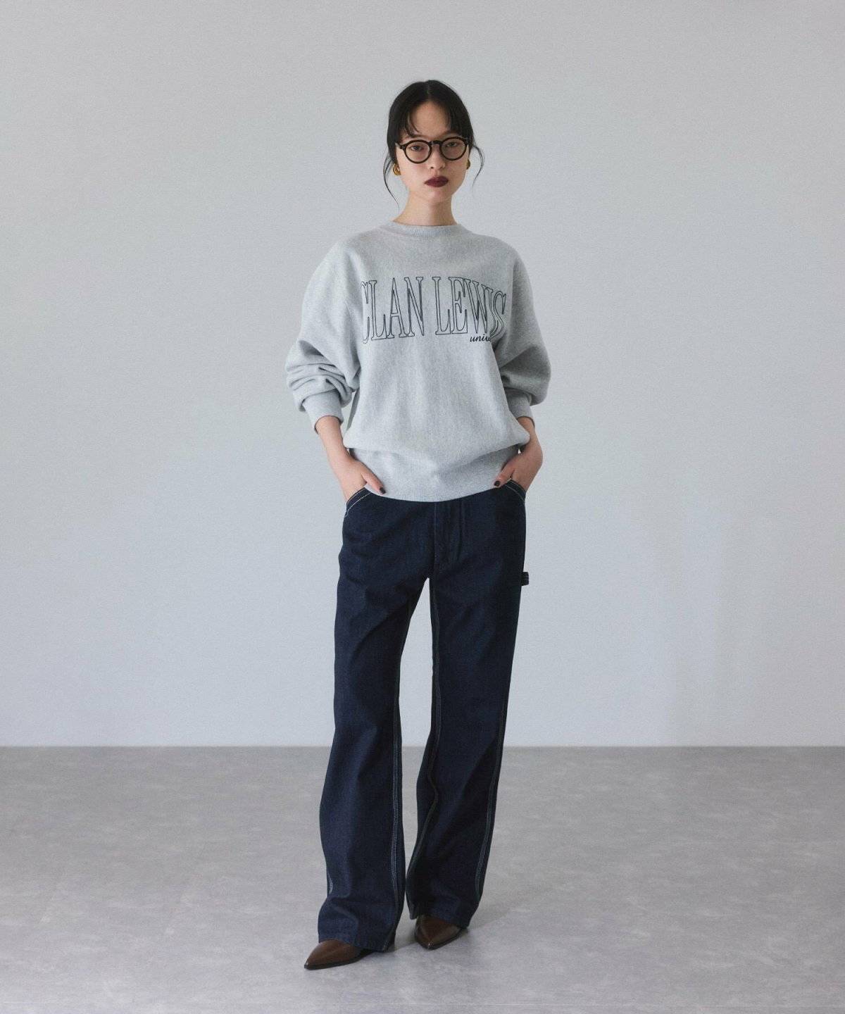 パンツコーデの女性