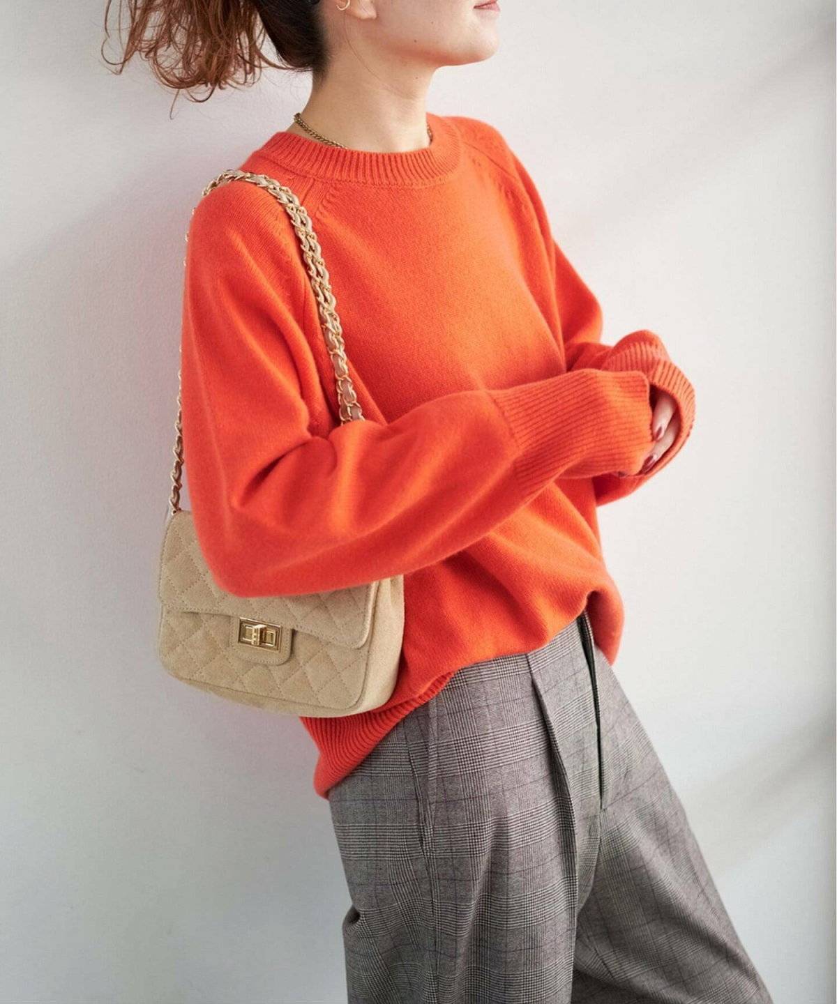 パンツコーデの女性