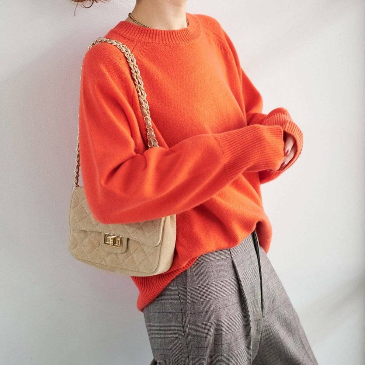 ニットコーデの女性