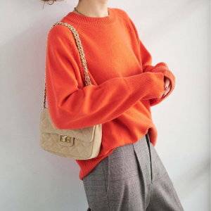  ニットコーデの女性 