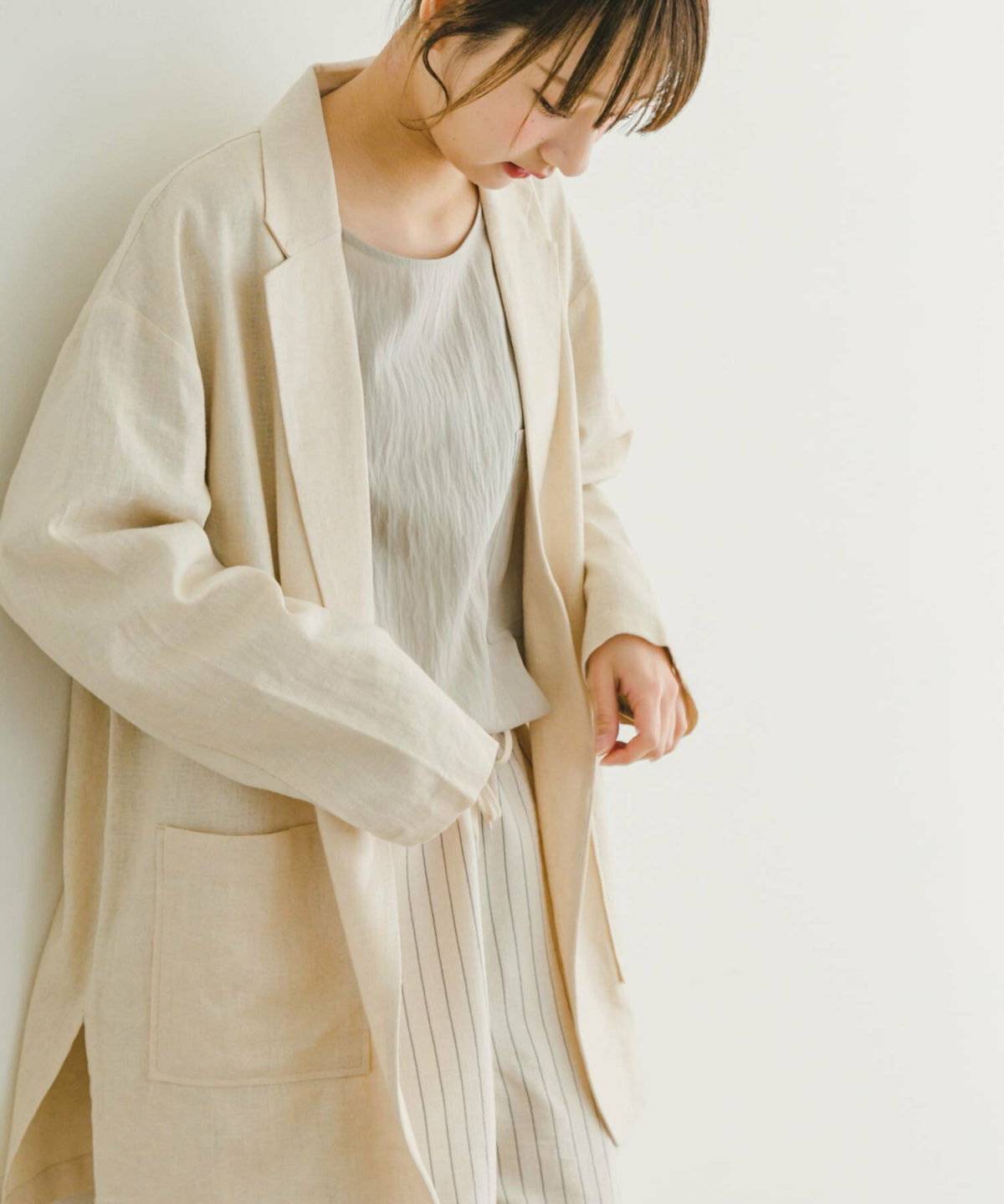 ベージュのジャケットコーデ