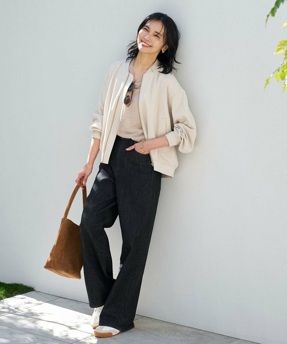 モノトーンコーデの女性