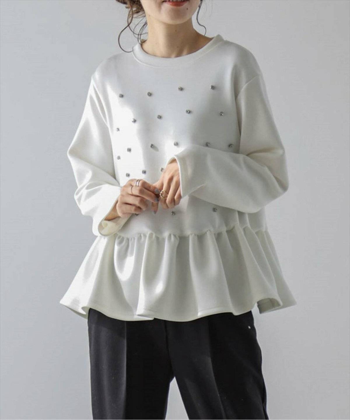 モノトーンコーデの女性