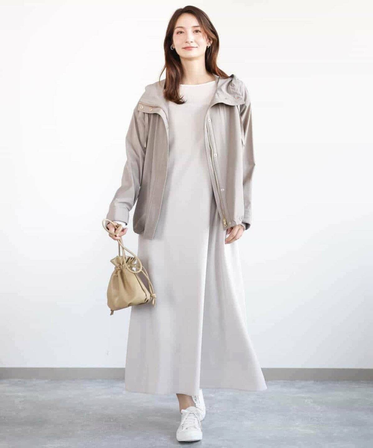 ベージュのワンピースコーデ