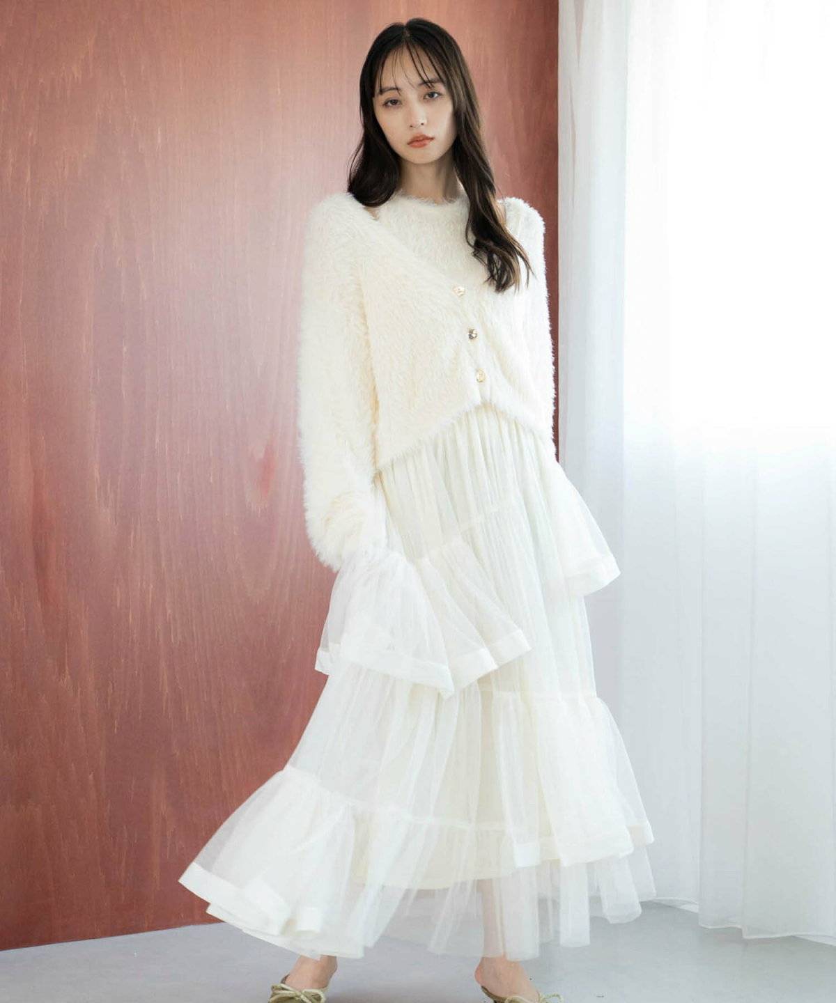 オールホワイトコーデの女性