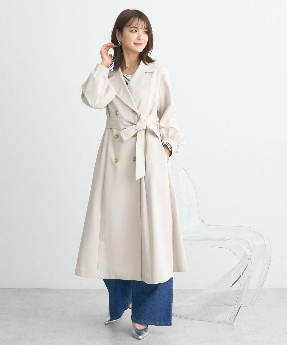 トレンチコートを羽織った女性