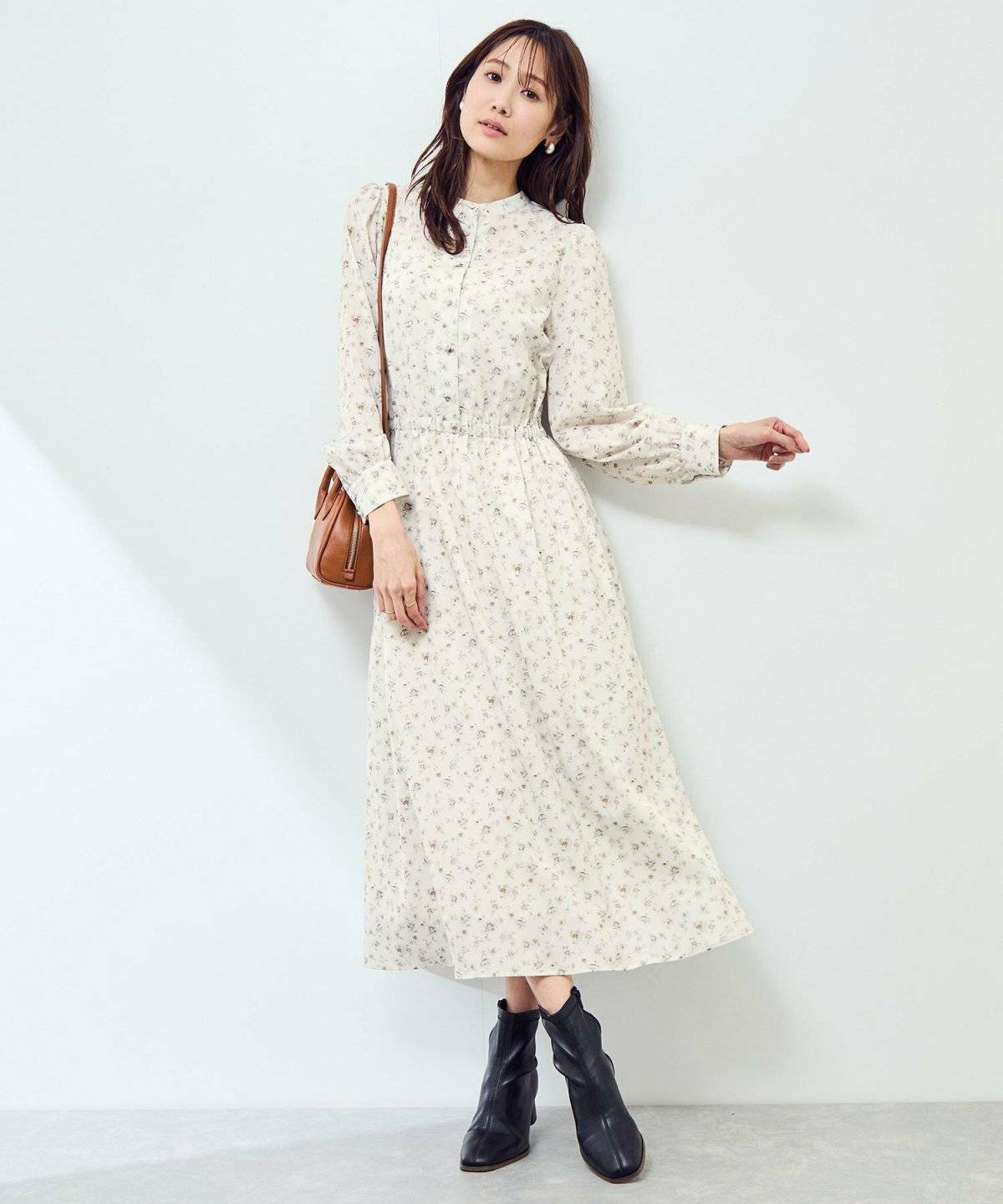 白ワンピースを着た女性