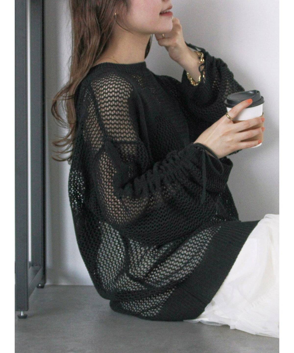 モノトーンコーデの女性