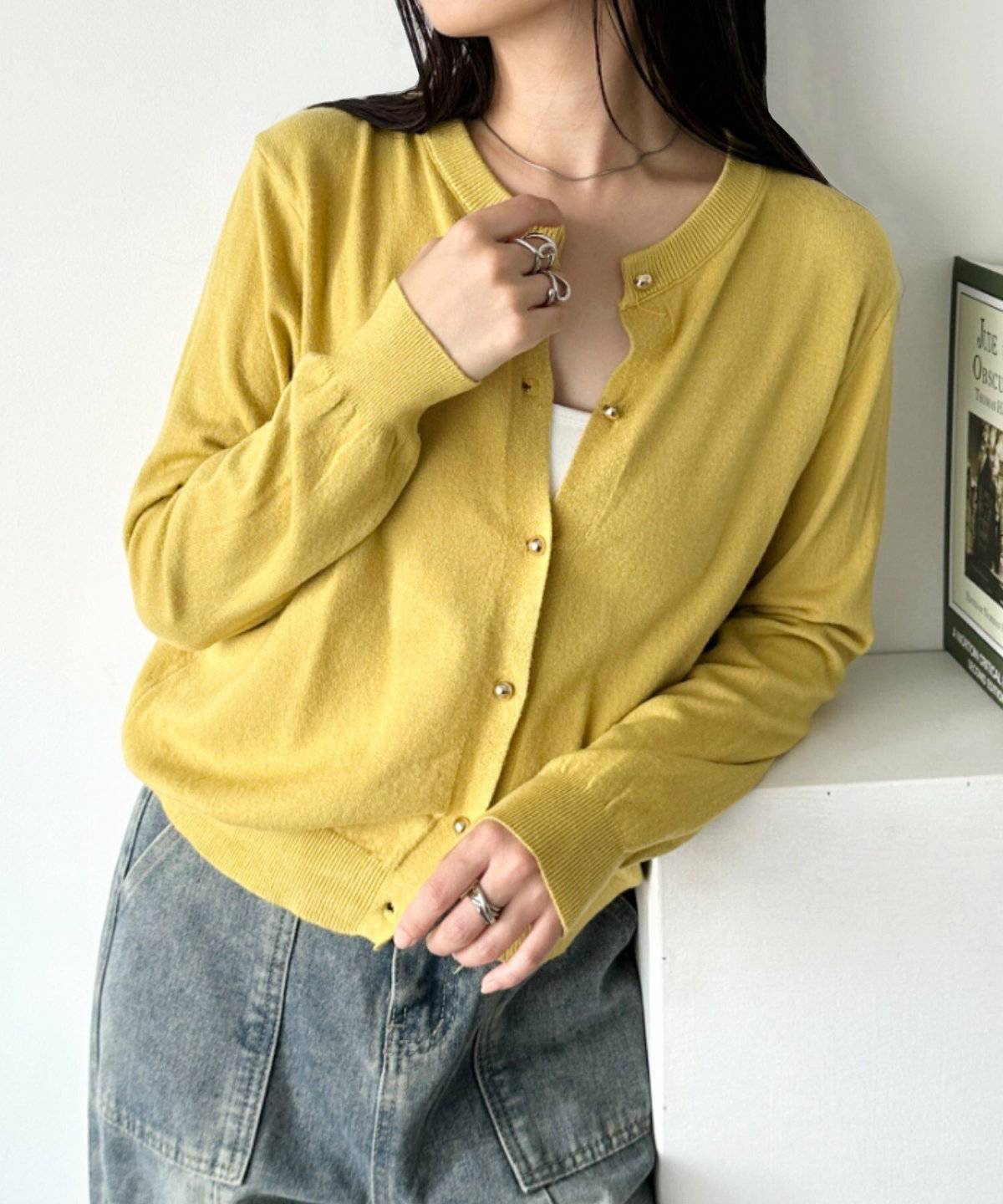 カーディガンにデニムを合わせた女性