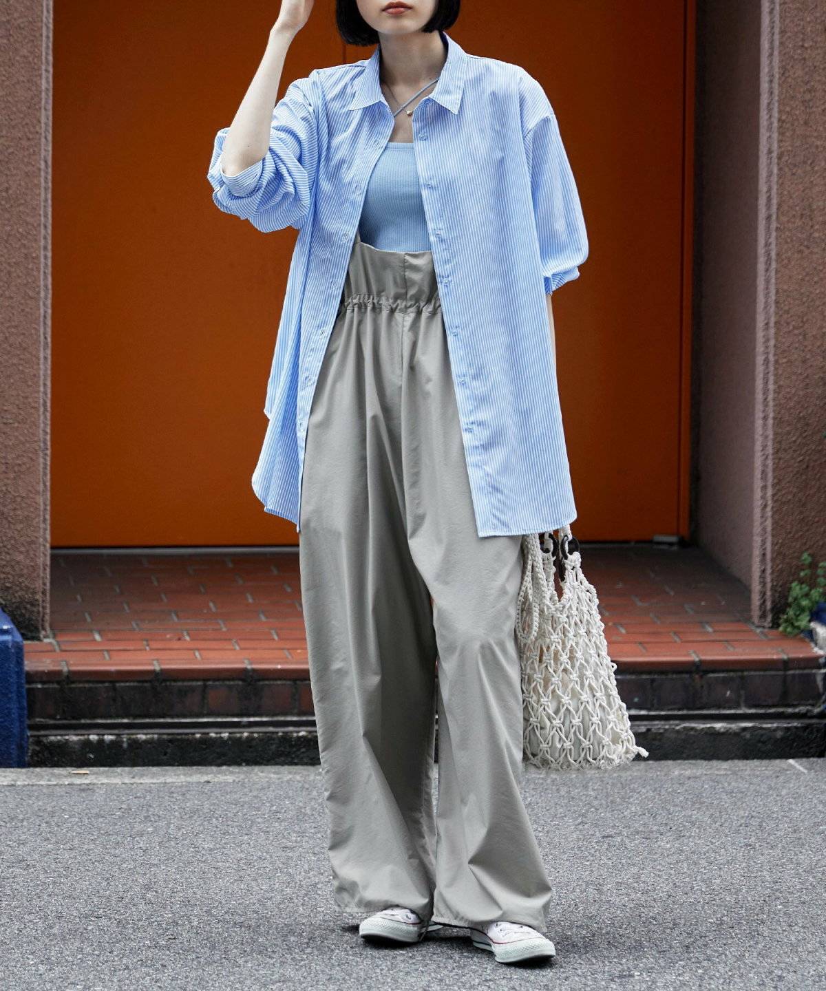 シャツにパンツを合わせた女性