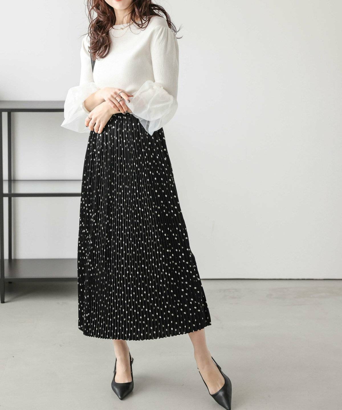 モノトーンコーデの女性