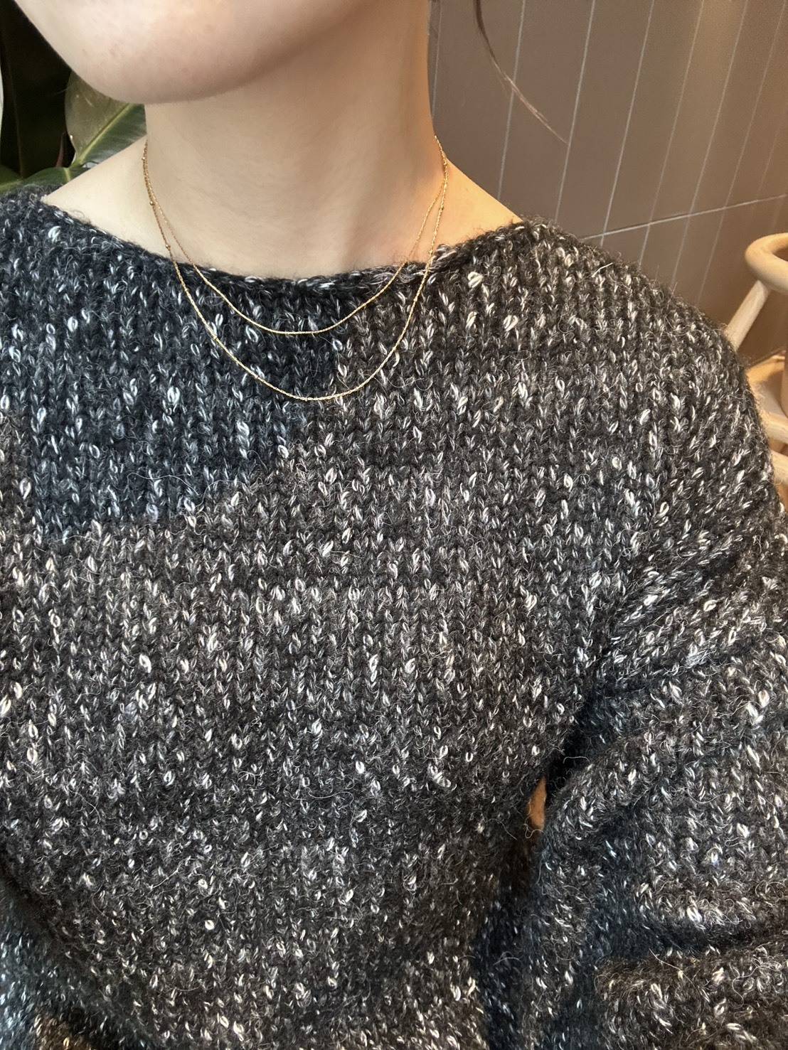 細ネックレスのレイヤード