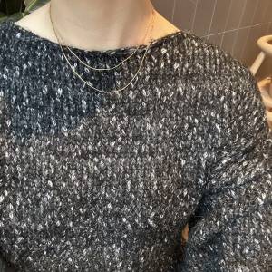 シンプルな装いに立体感を添えて……。「細ネックレス」でつくる大人のレイヤードテク