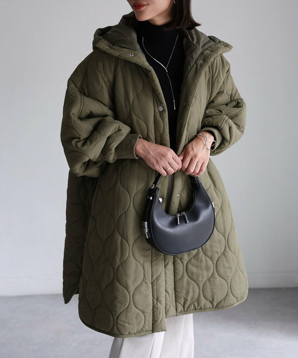 キルティングコートを羽織った女性