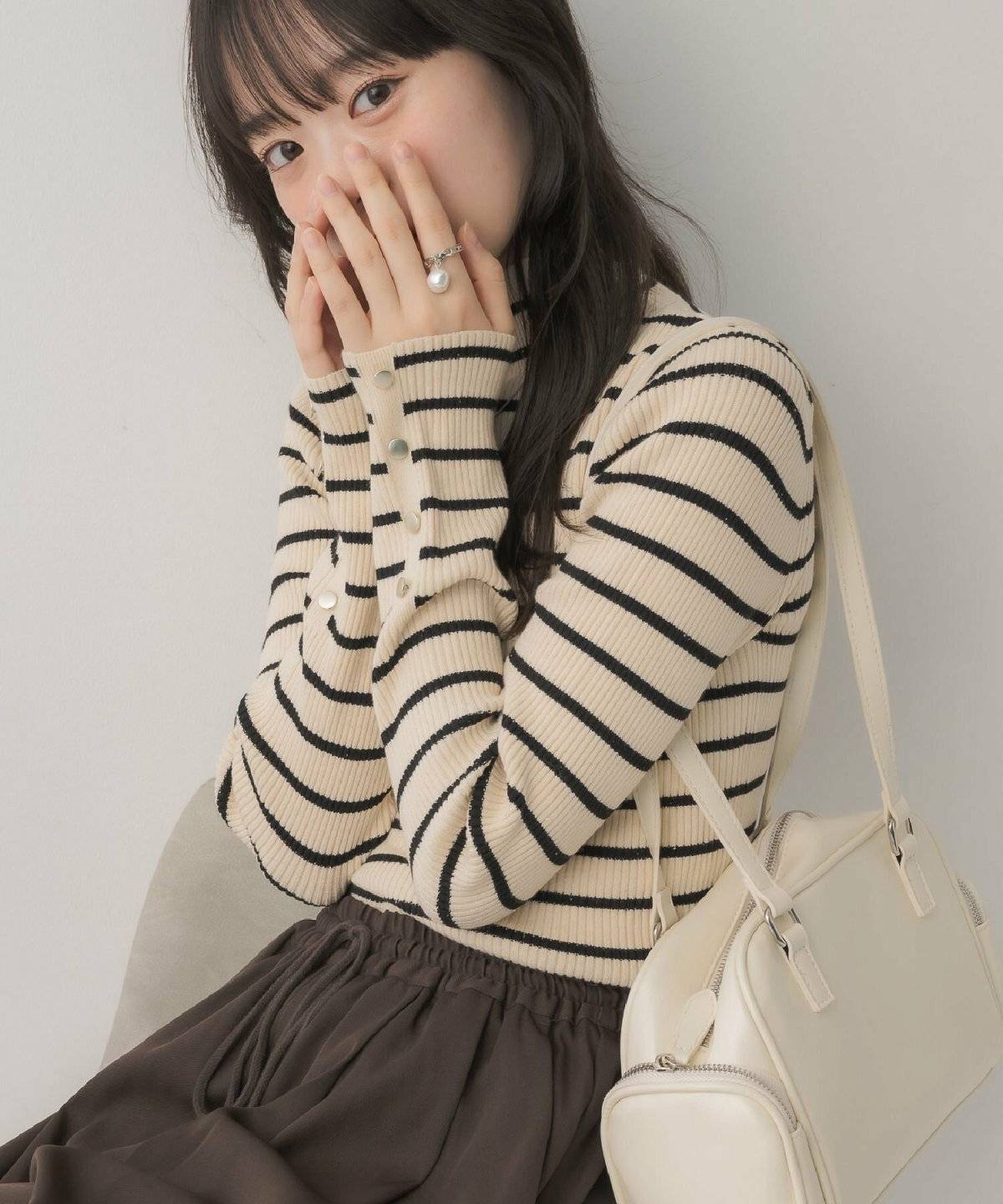 淡色コーデの女性