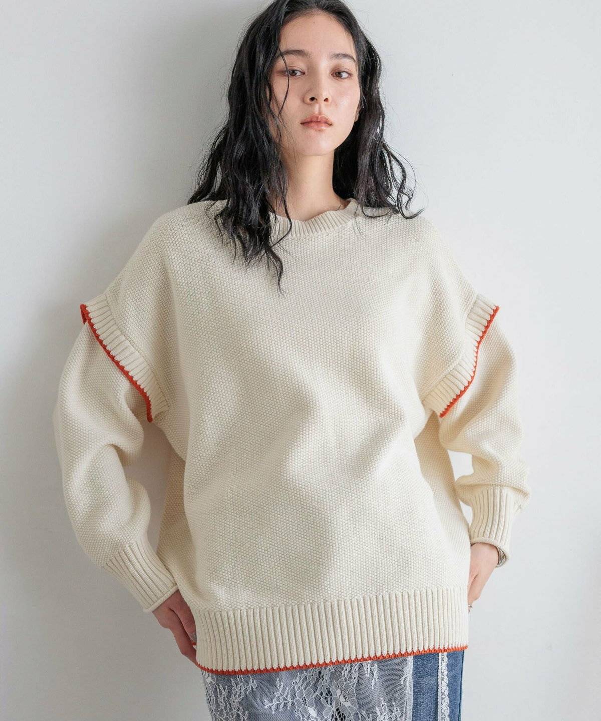 淡色コーデの女性