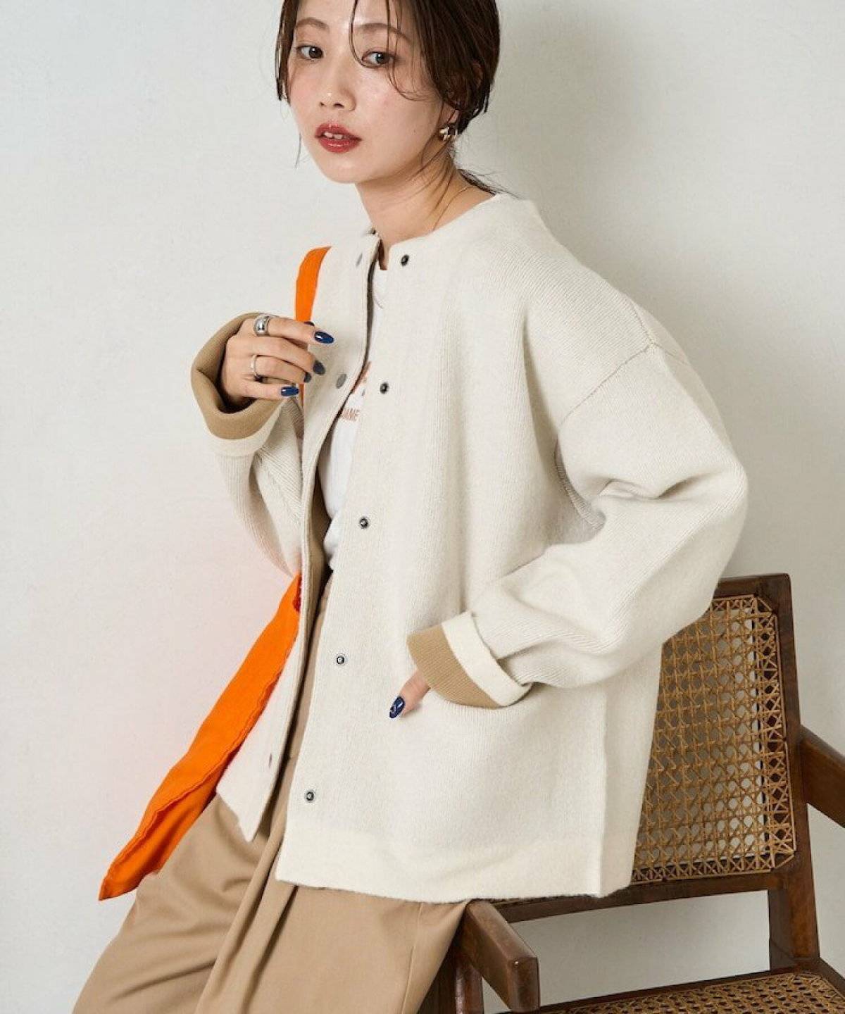 淡色コーデの女性