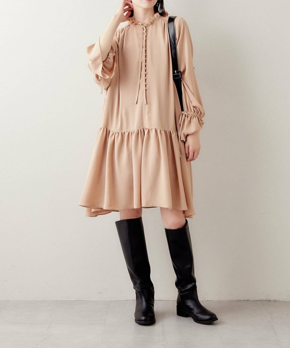 淡色コーデの女性