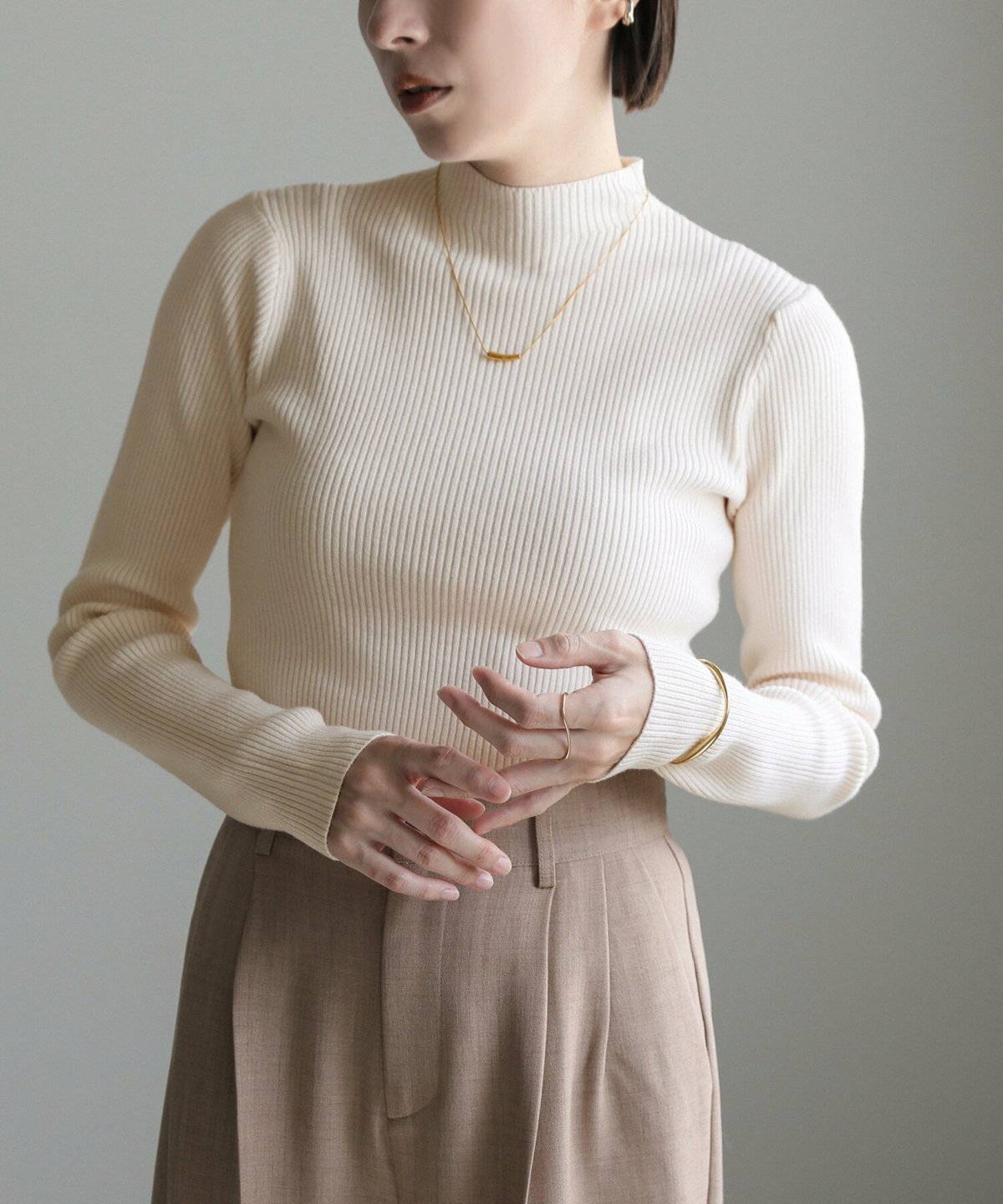 淡色コーデの女性