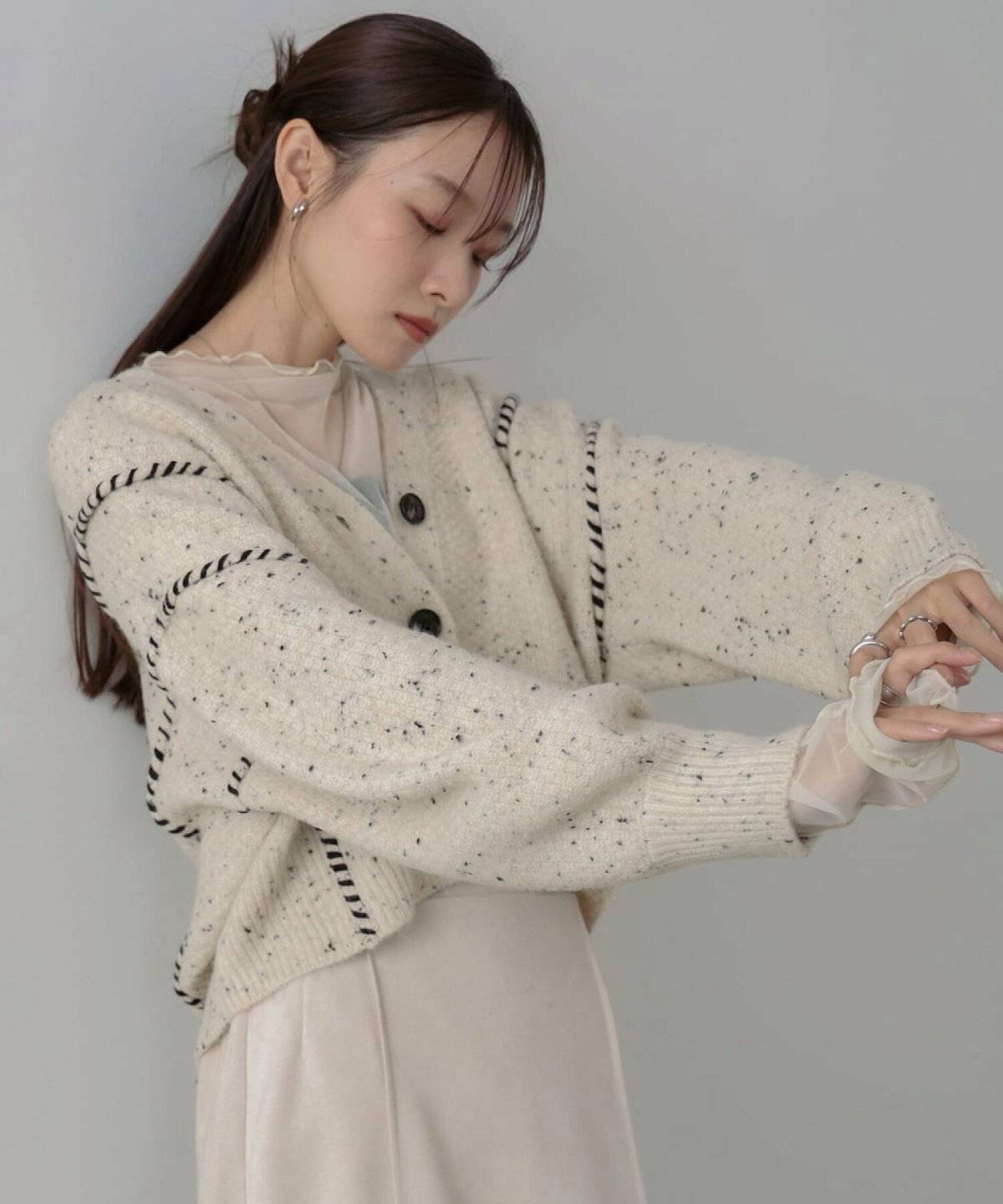 淡色コーデの女性