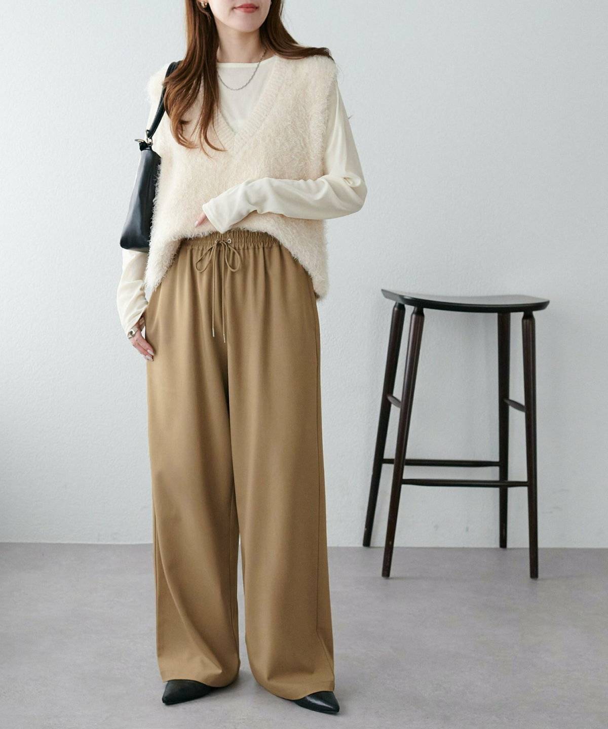 淡色コーデの女性