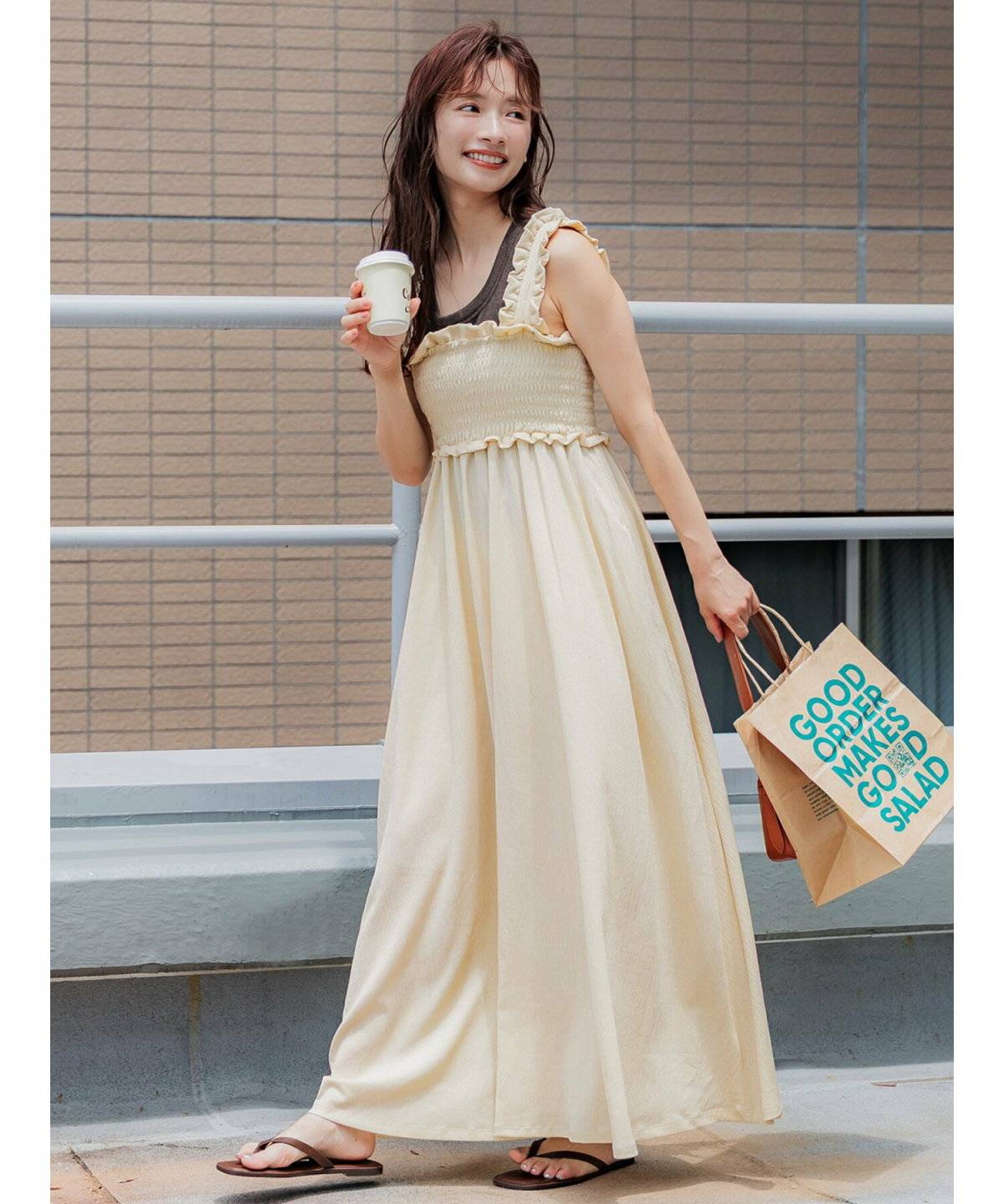 淡色コーデの女性