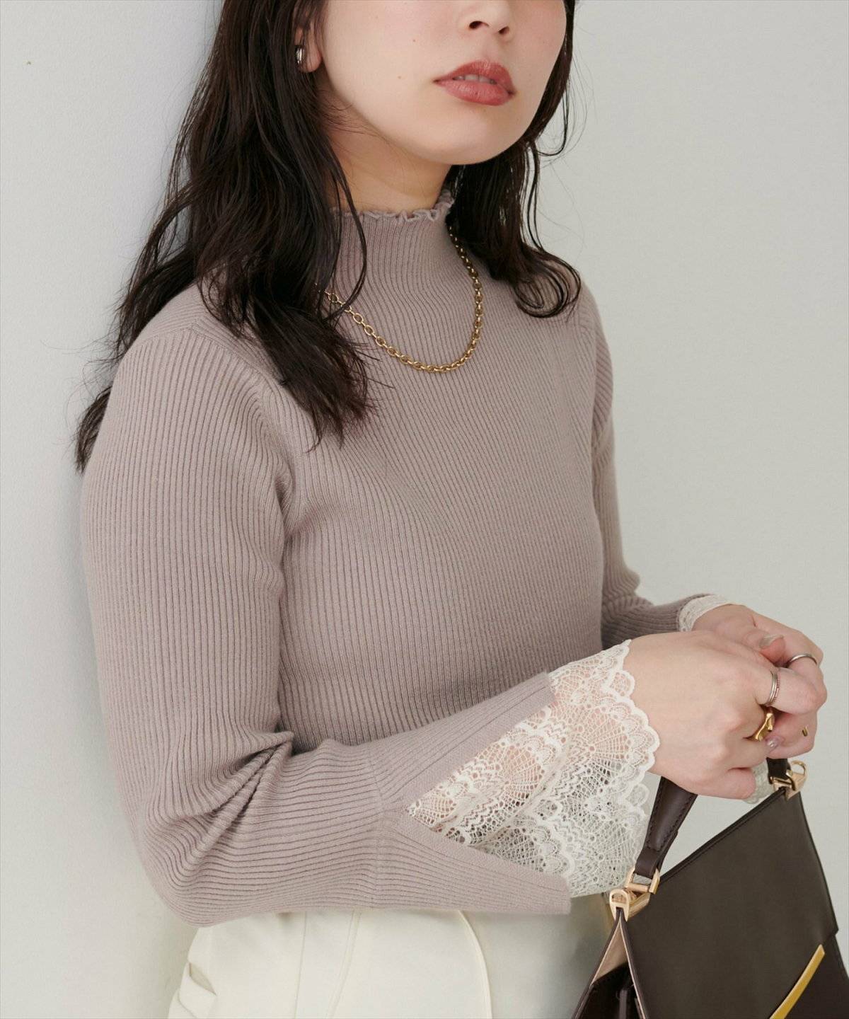 淡色コーデの女性