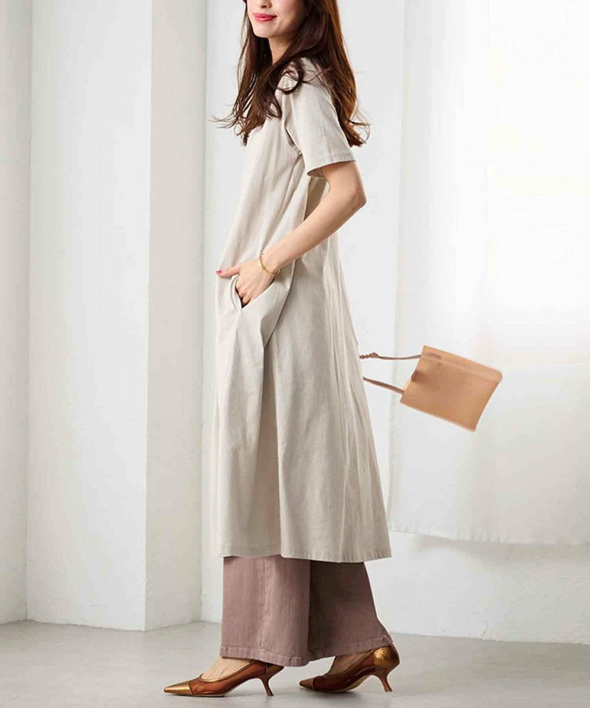 淡色コーデの女性