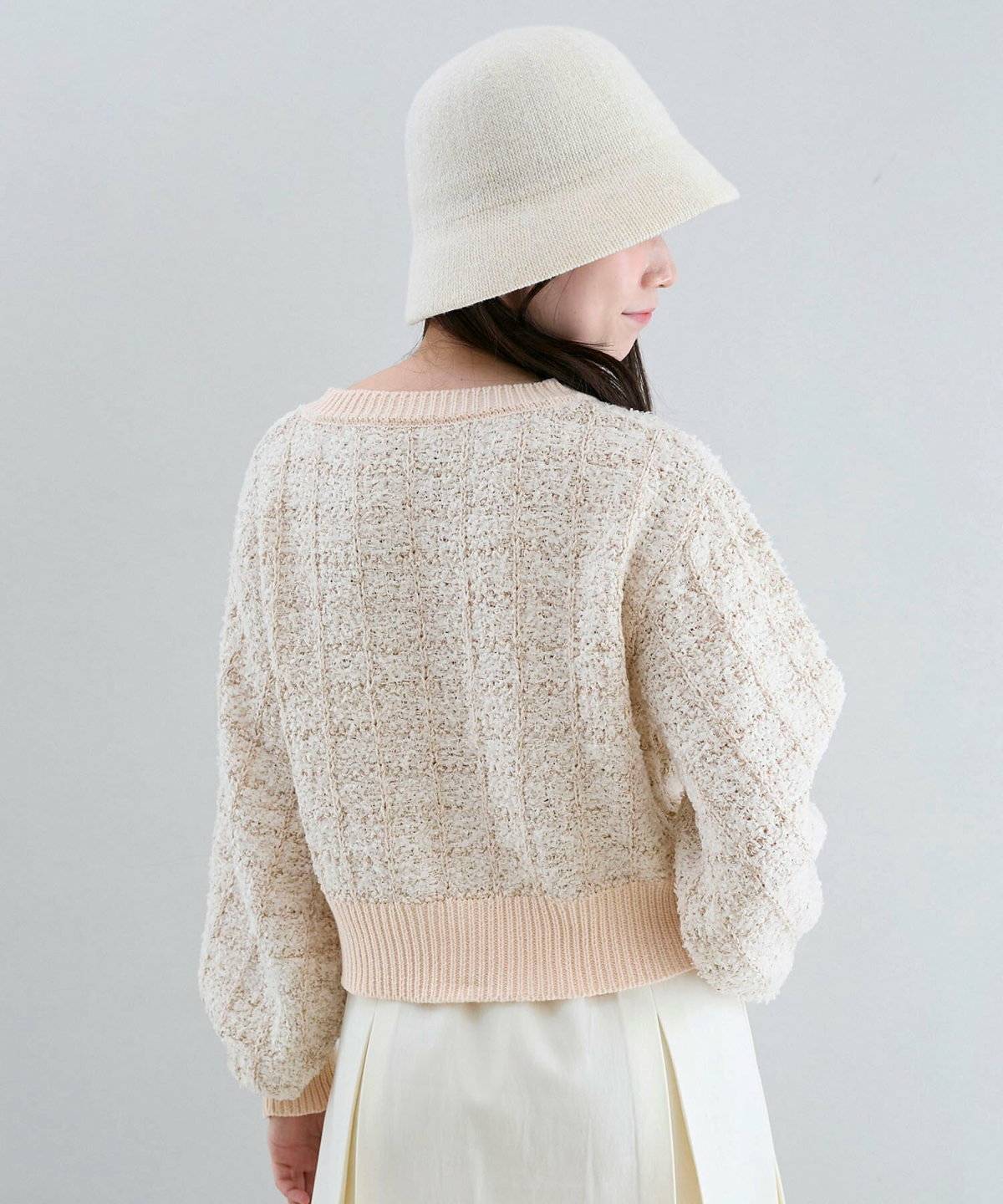 淡色コーデの女性