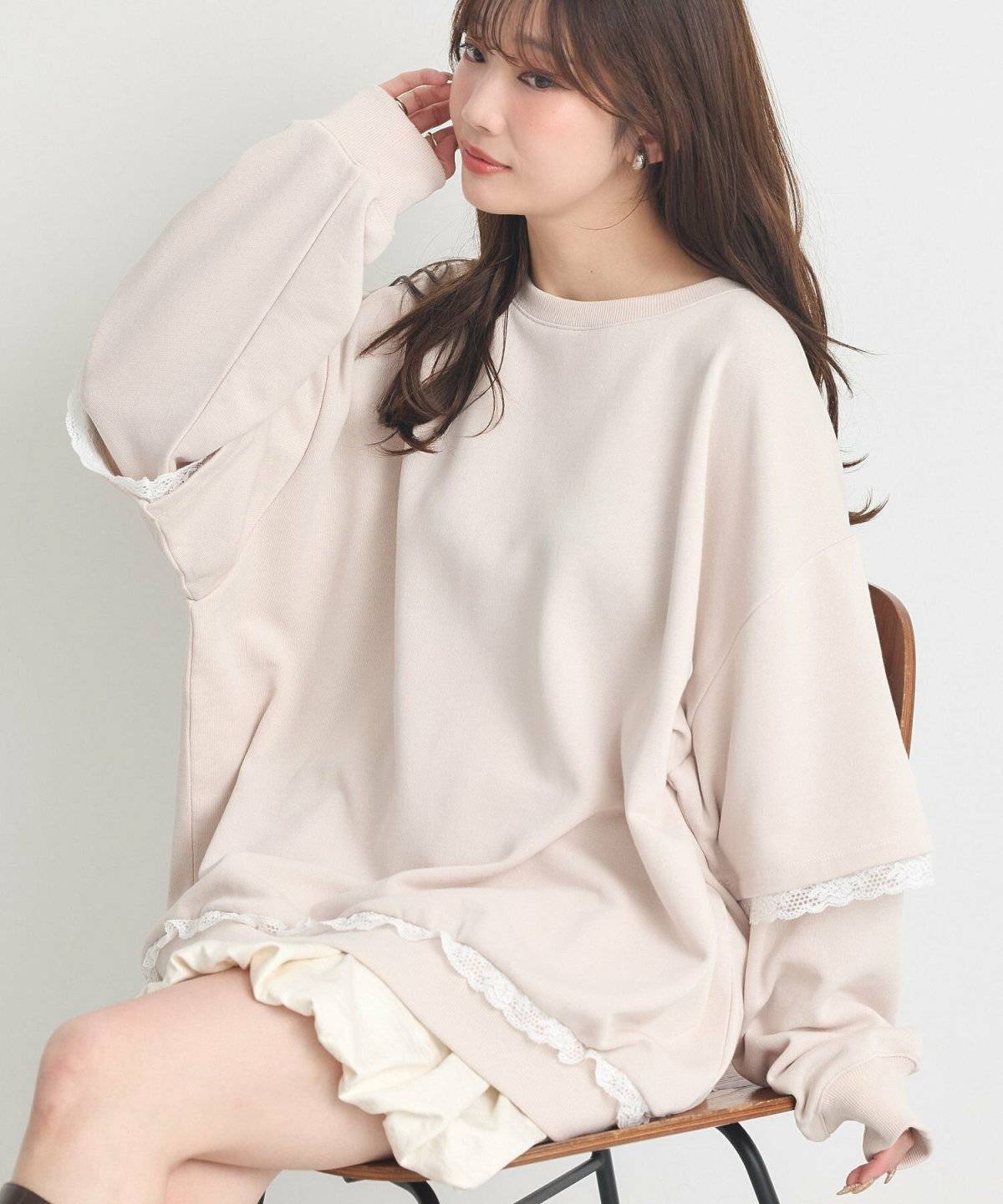 淡色コーデの女性