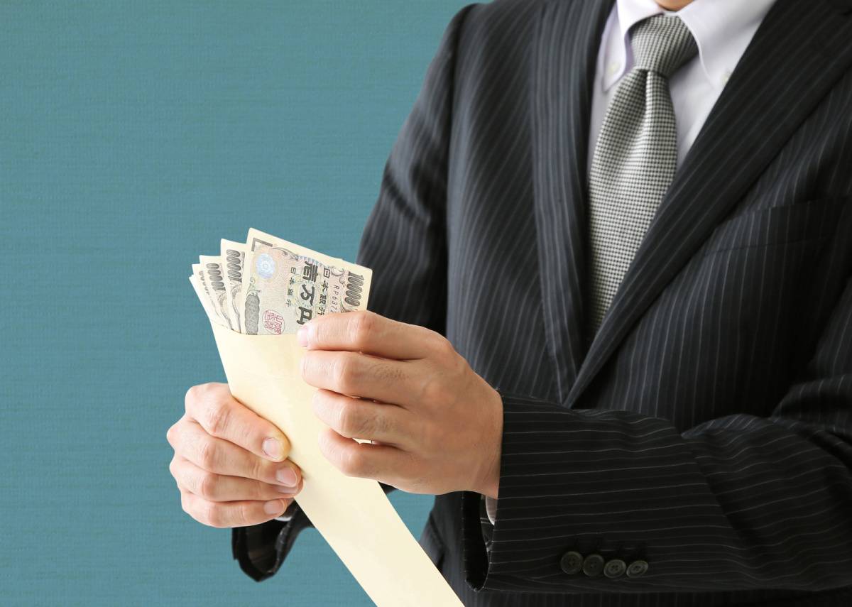 お金を数える人