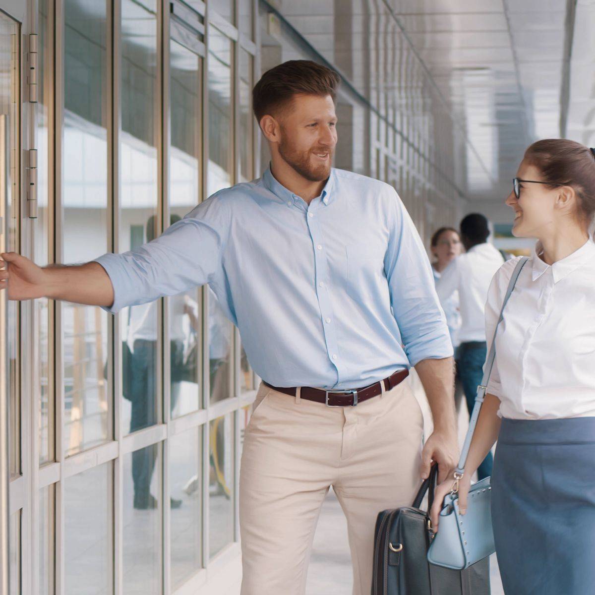 女性のためにドアを開けようとする男性