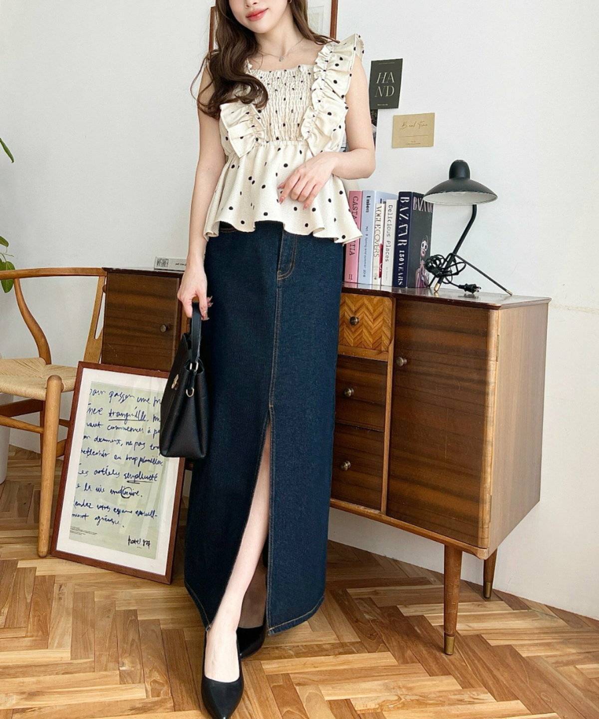 ブラウスにデニムスカートを合わせた女性