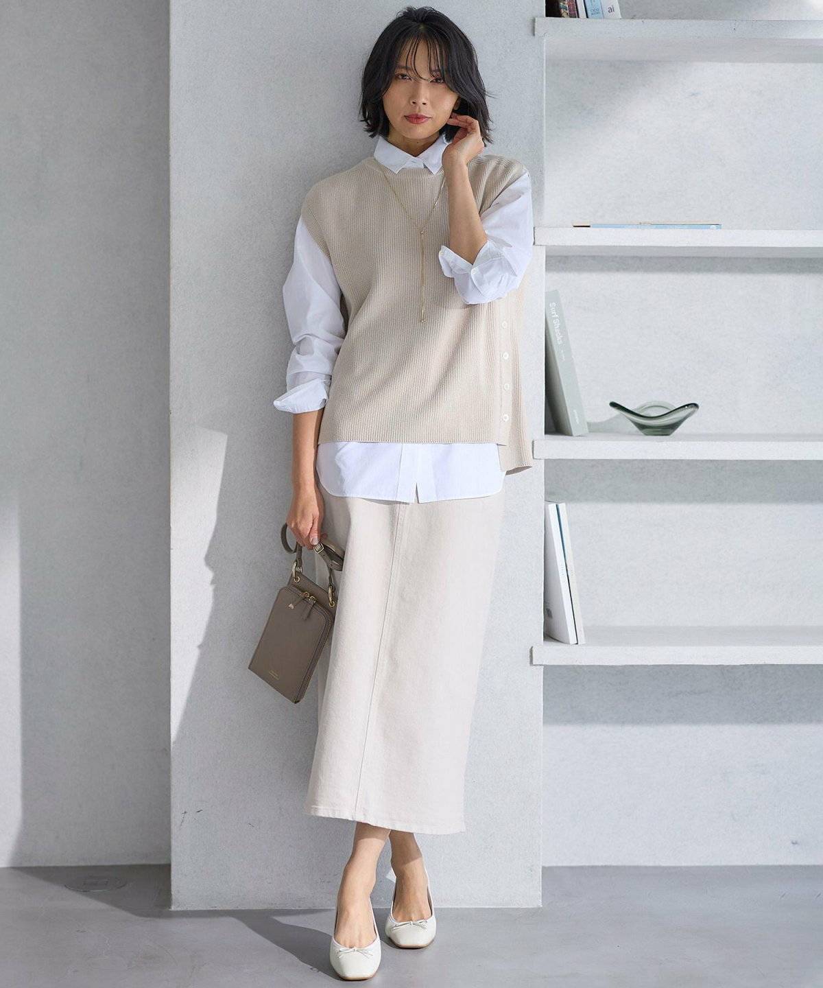 淡色コーデの女性