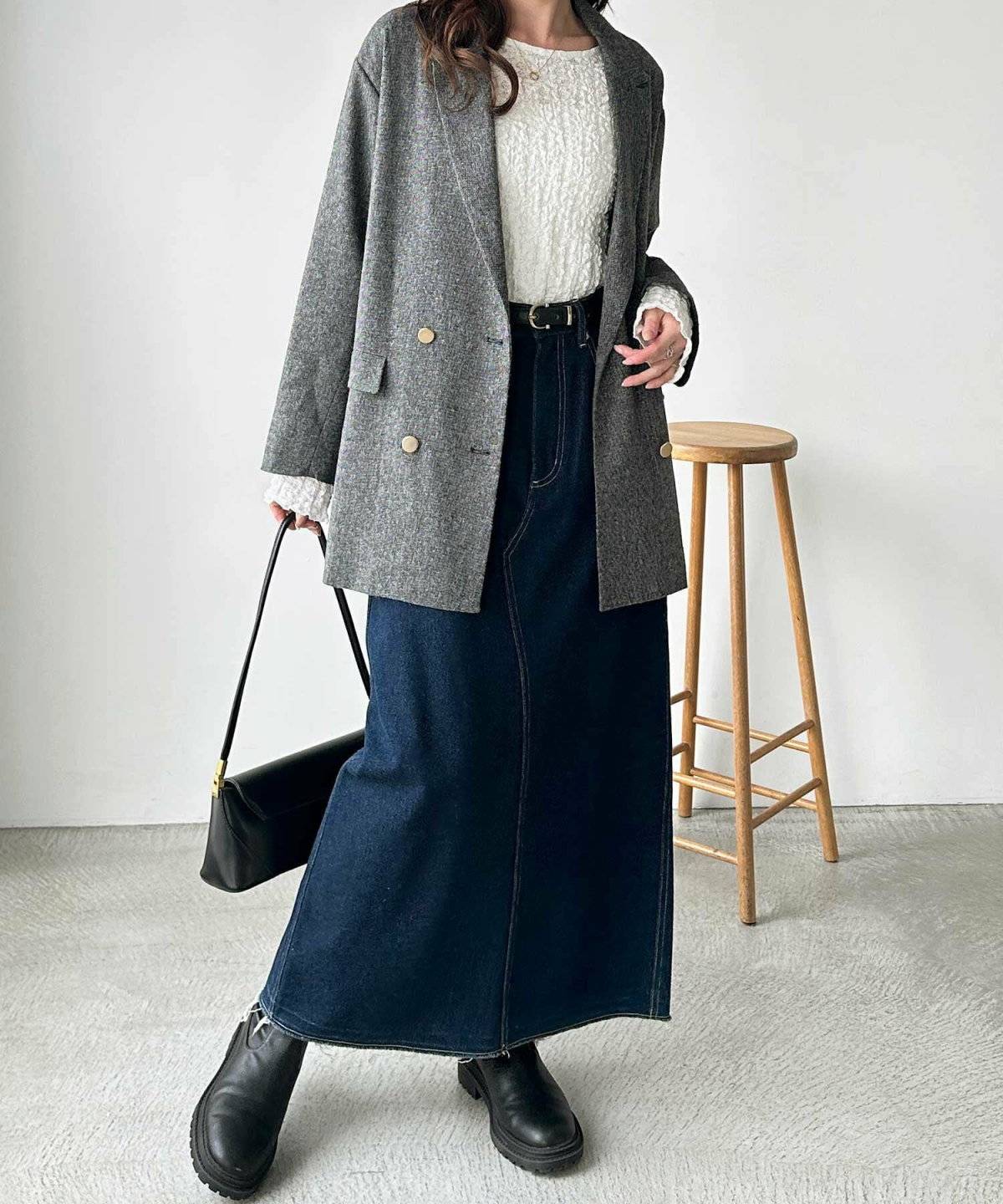 ジャケットにデニムスカートを合わせた女性