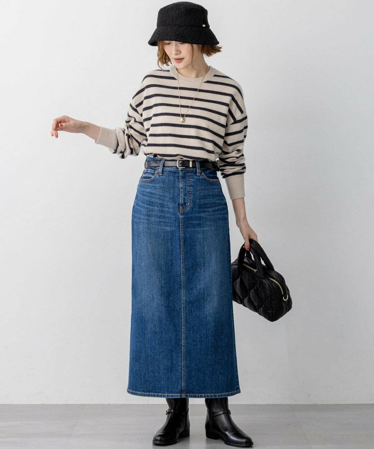 ボーダー柄カットソーにデニムスカートを合わせた女性