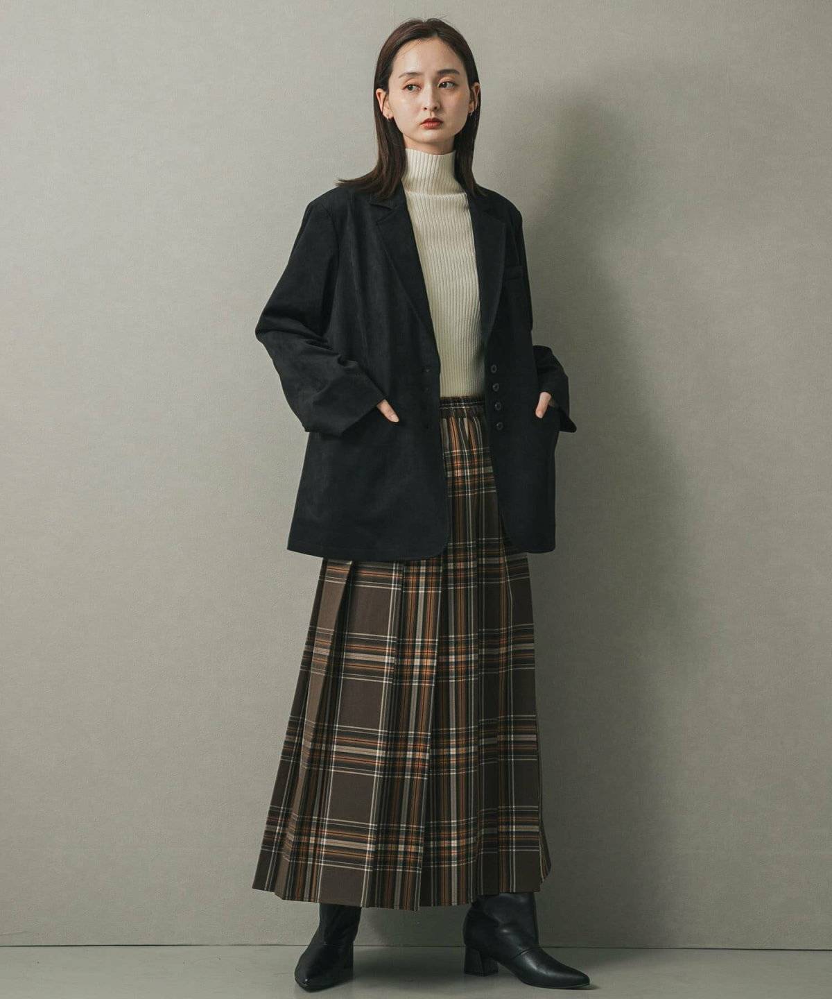 ブラウンジャケットを羽織った女性