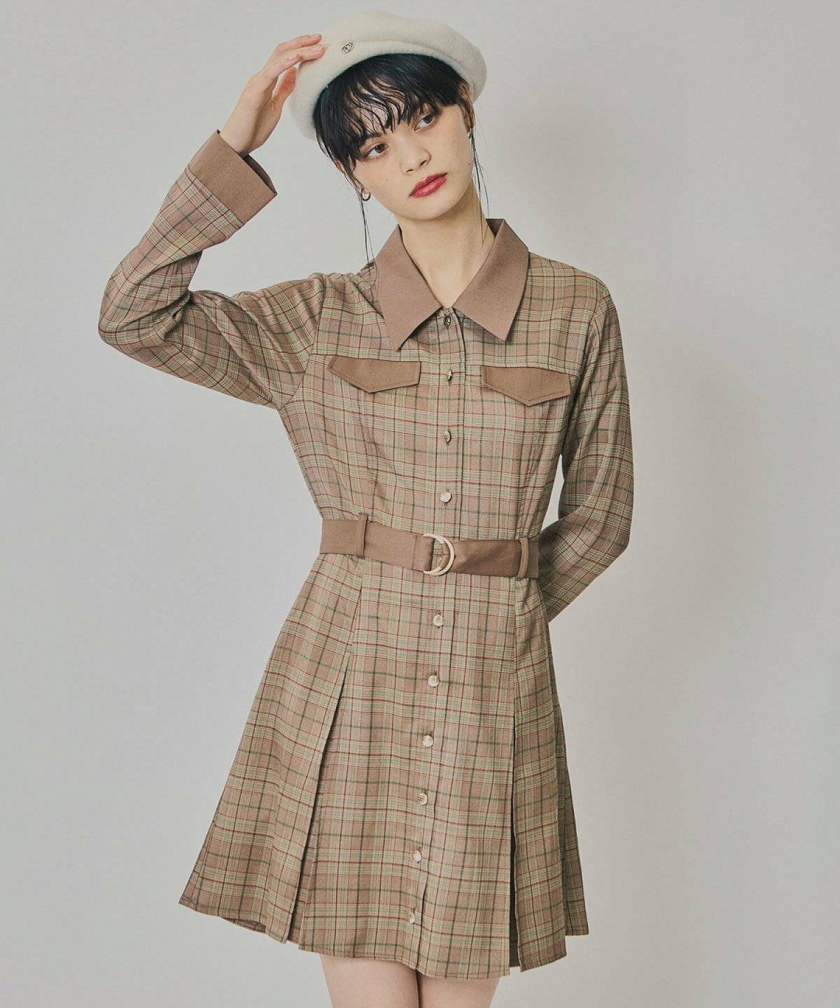 ワンピースコーデの女性