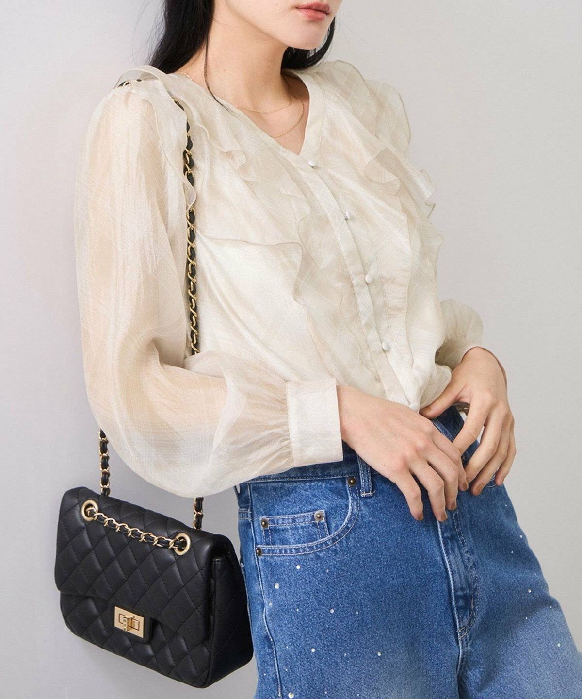 パンツコーデの女性