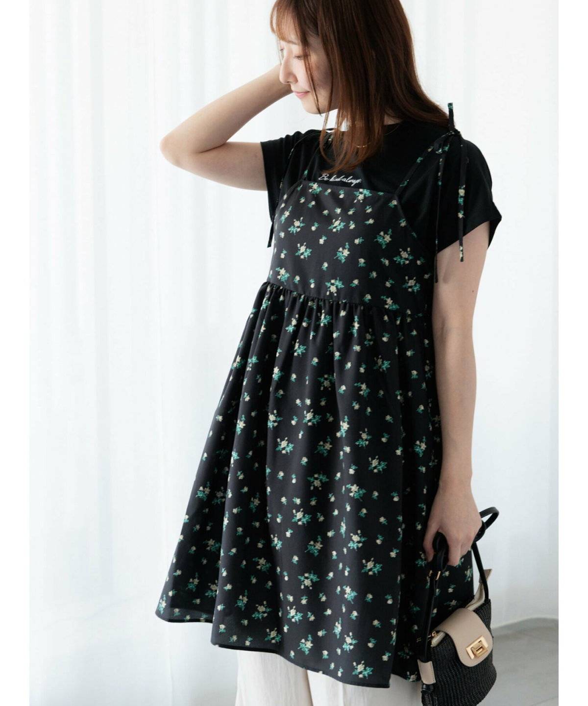 ワンピースコーデの女性