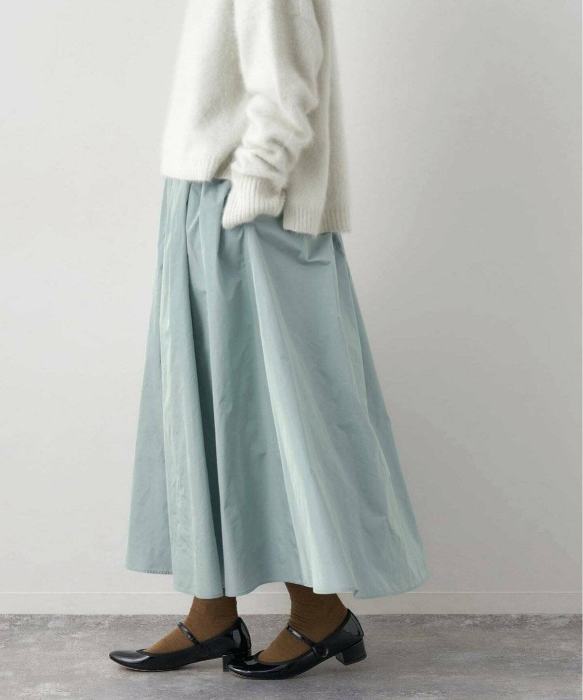 スカートコーデの女性