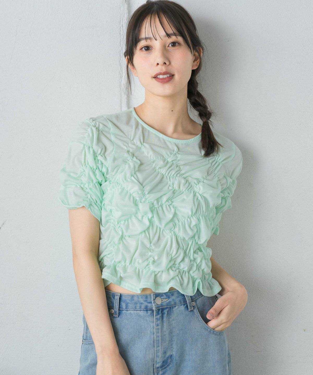 パンツコーデの女性