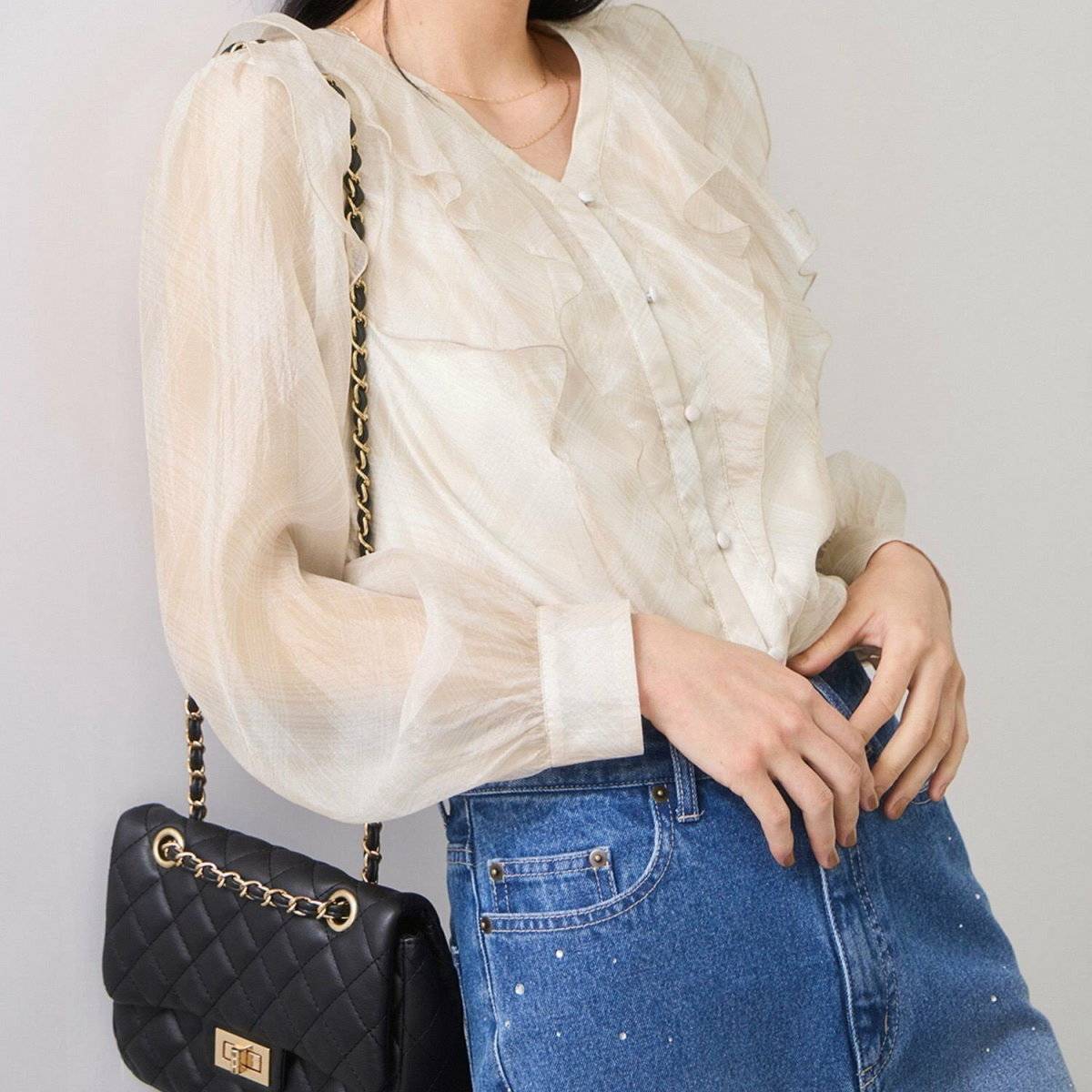 パンツコーデの女性